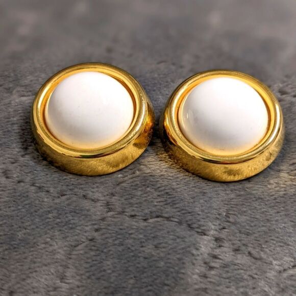 Vintage Trifari Goldtone & White Large Button Clip Earrings - Picture 4 of 9